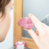 Lamazuna Gezichtsreiniger Gevoelige Huid heeft door de toevoeging van Hibiscus een prima rustgevende werking op een droge huid. Vegan product!