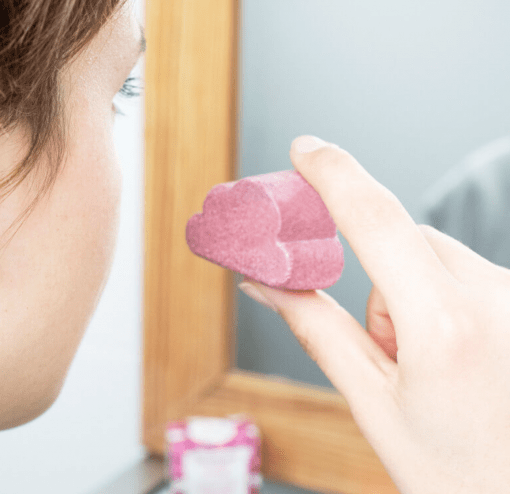 Lamazuna Gezichtsreiniger Gevoelige Huid heeft door de toevoeging van Hibiscus een prima rustgevende werking op een droge huid. Vegan product!