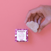 Lamazuna Gezichtsreiniger Gevoelige Huid heeft door de toevoeging van Hibiscus een prima rustgevende werking op een droge huid. Vegan product!