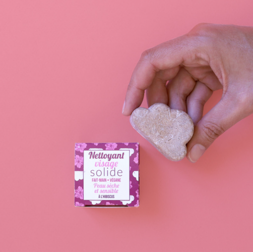 Lamazuna Gezichtsreiniger Gevoelige Huid heeft door de toevoeging van Hibiscus een prima rustgevende werking op een droge huid. Vegan product!